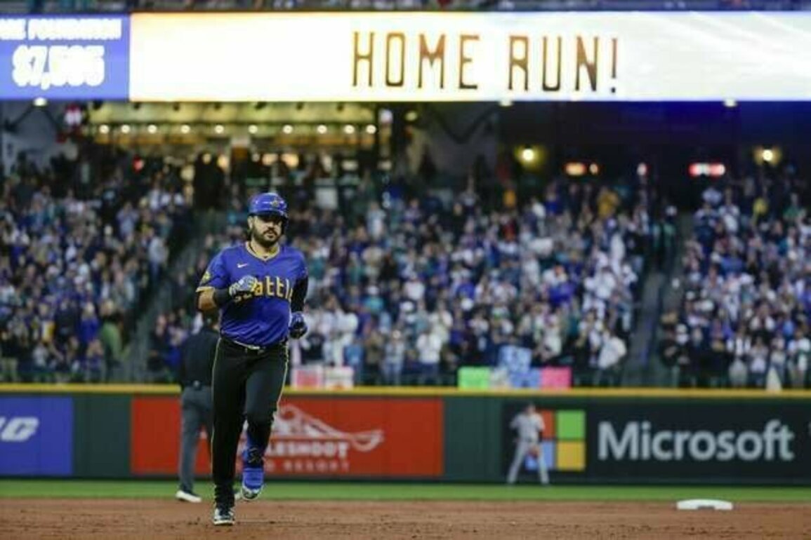 Eugenio Suarez steers M's past Rockies for 11th straight home win