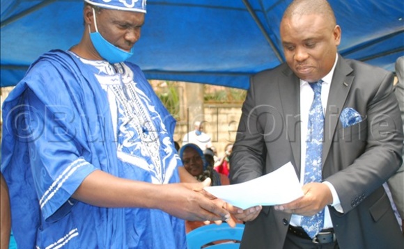 Lukwago nga bamukwasa empapula za FDC Lukwago nga bamukwasa empapula za FDC