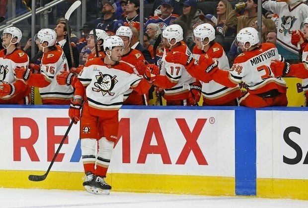 Ducks erupt in 4-goal first period, best reeling Oilers