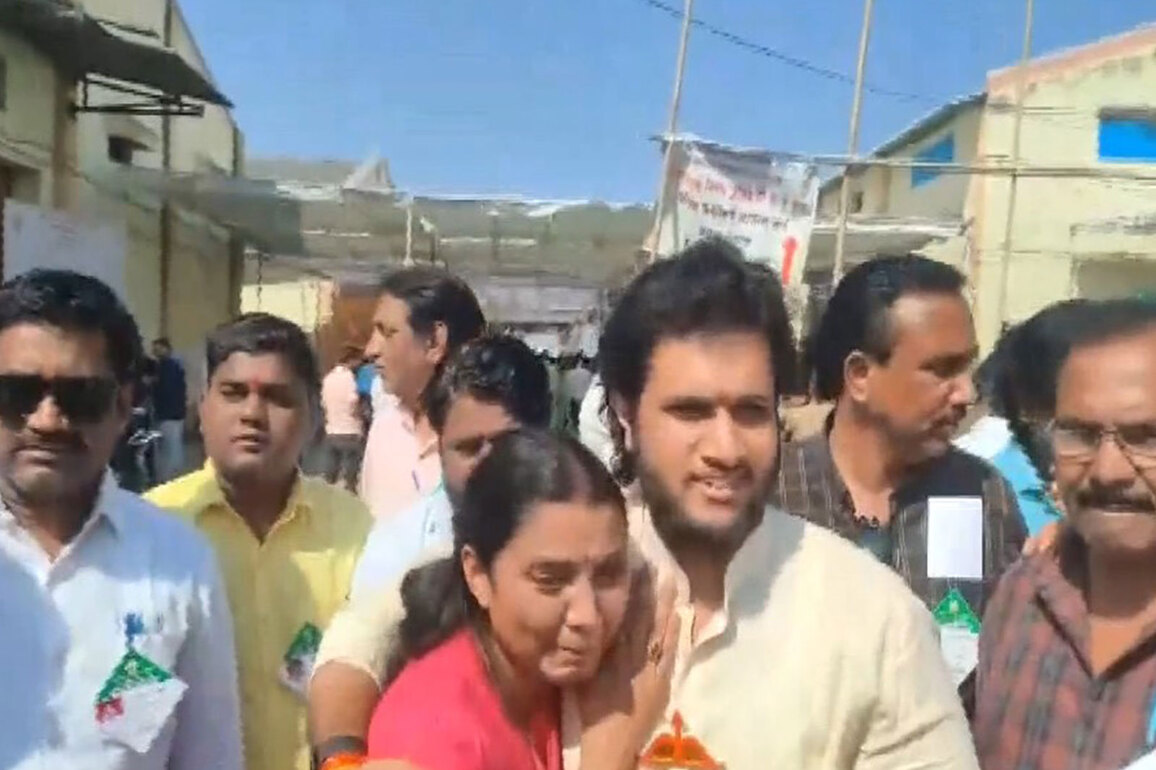 Maharashtra: Kolhe family shares emotional moment after winning Jalgaon local polls