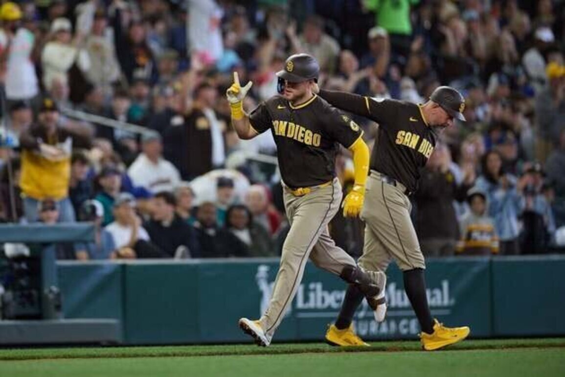 Padres go up early, improve to 5-0 this season against Mariners