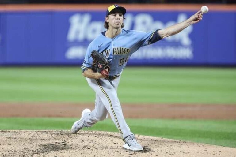 Brewers relievers rise to occasion in runaway win over Mets