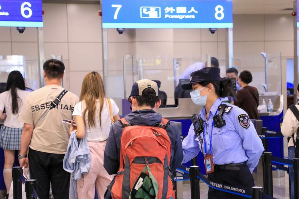 Global visitors embrace China's diverse charms, visa-free policies