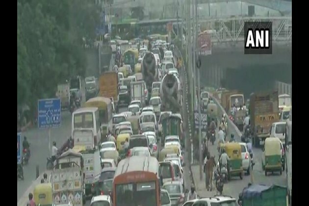 Slow traffic movement in Anand Vihar due to farmers protest at NH-24
