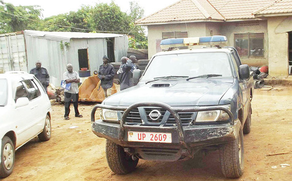 Poliisi ng’ekuuma ekifo ky’Abachina kye baalumbye ne babba. Poliisi ng’ekuuma ekifo ky’Abachina kye baalumbye ne babba.