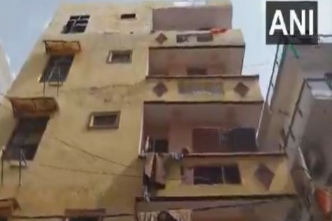 Delhi: Four-storey building in Bihari Colony tilts, municipal corporation vacates occupants