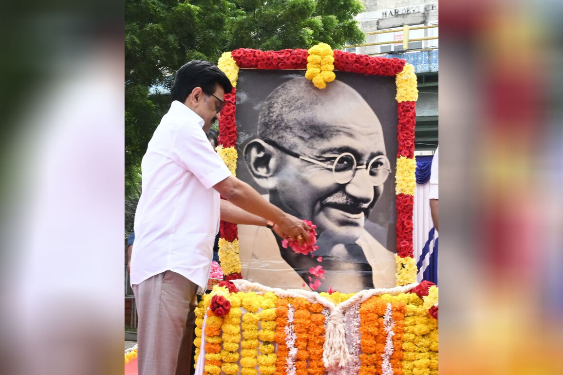 "Gives concrete form to dreams of Father of Nation's assassin": MK Stalin slams RSS centenary stamp, coin