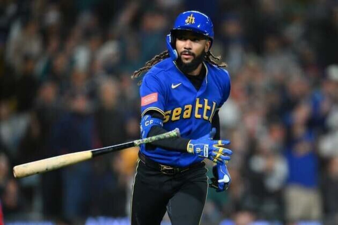 Mariners squander 9th-inning lead, rally past D-backs in 10th