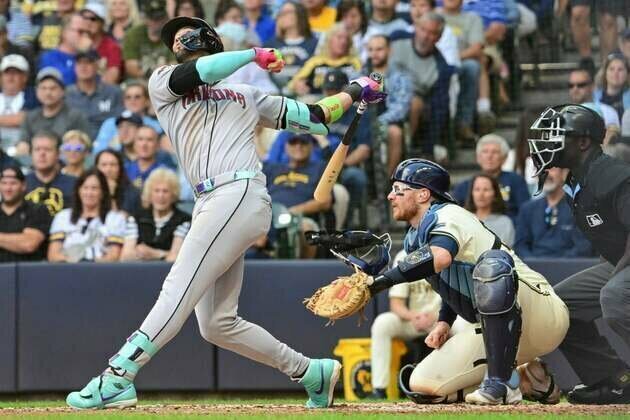 Bottom-third of order slugs Diamondbacks past Brewers