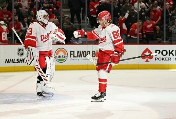 High five from Patrick Kane lifts Red Wings over Sabres