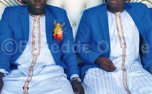 Matovu (ku kkono) ku mukolo gw’okwanjulwa. Matovu (ku kkono) ku mukolo gw’okwanjulwa.