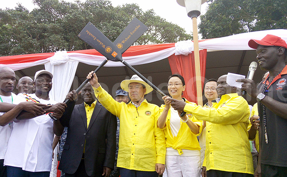Amyuka Pulezidenti w'eggwanga Eddward Kiwanuuka owookusatu okuva ku kkono. Ate amuddiridde ye Minisita w'eggwanga ow'Ebyobulambuzi, Kiwanda Suubi wamu n'abakungu okuva e China nga baggulawo mu butongole empaka za Dragon Boat e Ntebbe. Ekif-Fred Kisekka. Amyuka Pulezidenti w'eggwanga Eddward Kiwanuuka owookusatu okuva ku kkono. Ate amuddiridde ye Minisita w'eggwanga ow'Ebyobulambuzi, Kiwanda Suubi wamu n'abakungu okuva e China nga baggulawo mu butongole empaka za Dragon Boat e Ntebbe. Ekif-Fred Kisekka.