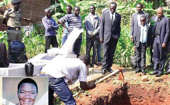 Omulamuzi Kavuma ( mu ttaayi) ng’alaba abasima entaana ya nnyina. (Mu katono ye mugenzi Nanozi) Omulamuzi Kavuma ( mu ttaayi) ng’alaba abasima entaana ya nnyina. (Mu katono ye mugenzi Nanozi)