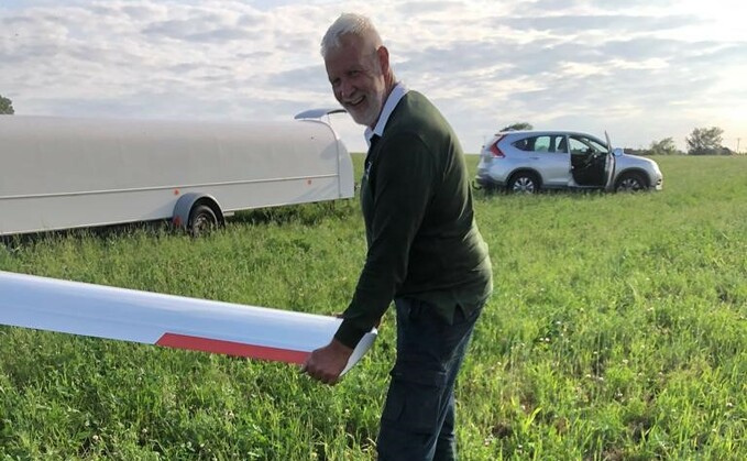 Graham Cadd came to the rescue of a stranded glider pilot in a Northamptonshire farm field