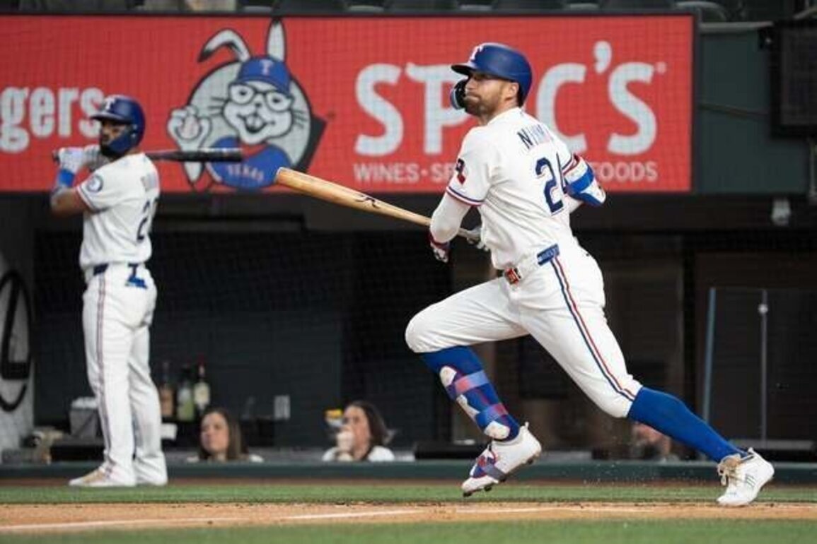 Rangers willing to 'mix it up' ahead of opener vs. Astros