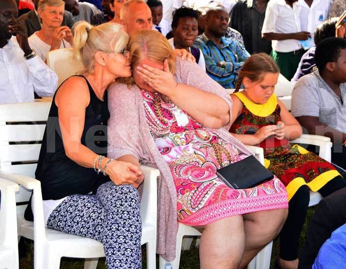  renda olz the wife to the late cott olz and her daughter ethanp olz being consoled by her auntie udy ohnchen  during the funeral service at esu kwagalas chuch in eguku on uesday arch 29 2016 hoto by hamim aad