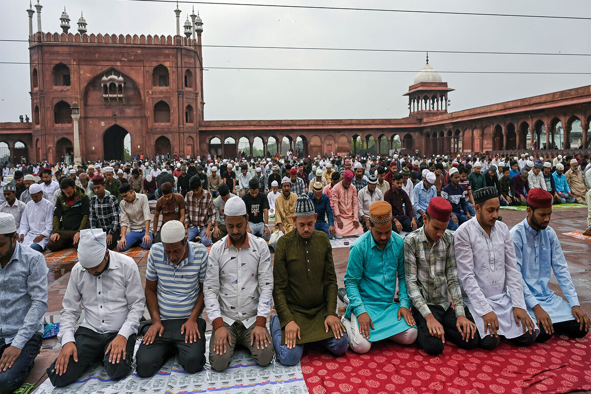 Thousands offer Namaz at Delhi's Jama Masjid on Eid al-Fitr