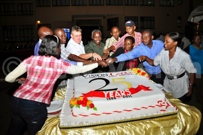 he managers join hands to cut the cake
