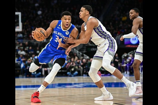 Bucks pour it on late to topple Kings