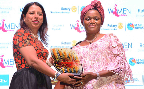 Gavana wa Lotale atwala Uganda ne Tanzania, Sharmila Bhatt ng'akwasa Nnabagereka ekirabo ekimusiima okutumbula ensonga z'abaana abawala mu ggwanga. Gavana wa Lotale atwala Uganda ne Tanzania, Sharmila Bhatt ng'akwasa Nnabagereka ekirabo ekimusiima okutumbula ensonga z'abaana abawala mu ggwanga.