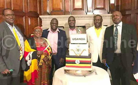 Aba NRN ebweru w'eggwanga nga bali ku cake eyagabuddwa ekitebe kya Uganda e Bungereza ku mikolo gy'emeefuga egyategekeddwa Aba NRN ebweru w'eggwanga nga bali ku cake eyagabuddwa ekitebe kya Uganda e Bungereza ku mikolo gy'emeefuga egyategekeddwa