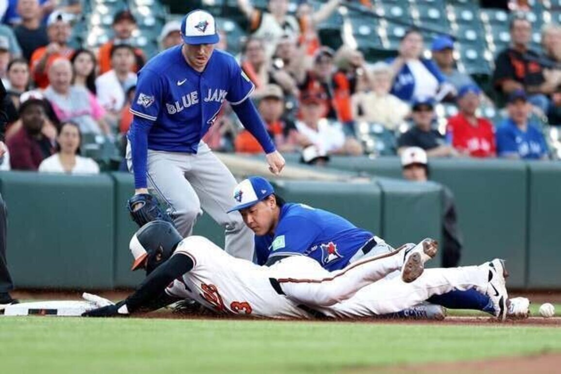 Bases-loaded walk sends Blue Jays to victory over Orioles