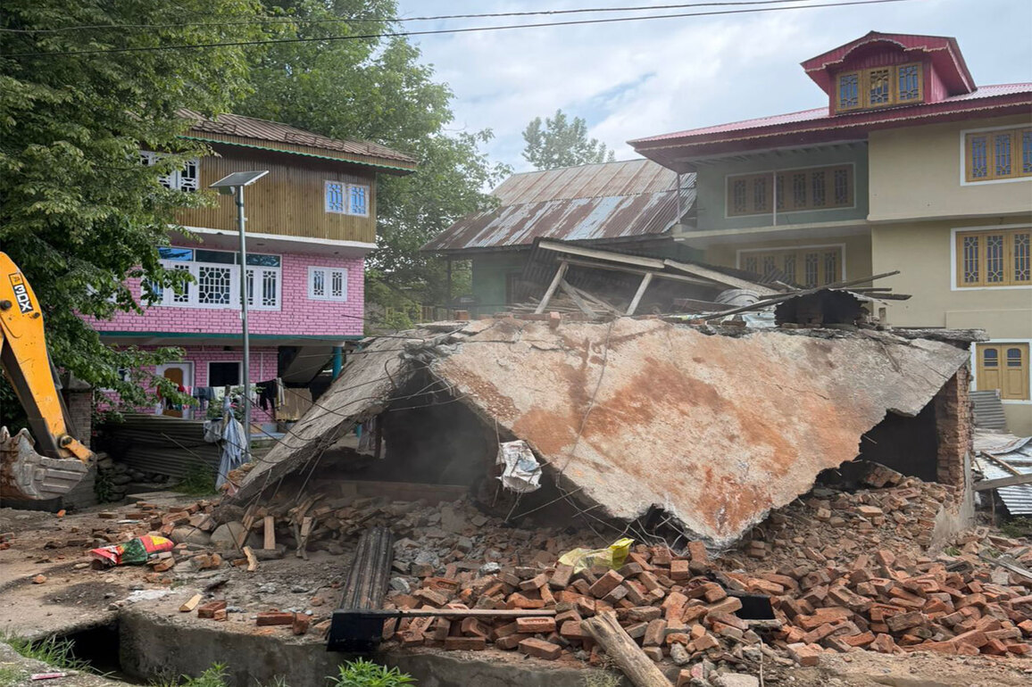 J-K: Kulgam Police strike at roots of crime, drug peddlers' illegal shops levelled in Drien Dawlatabad