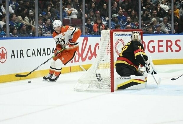 Canucks score 3 in 2nd period to edge Ducks