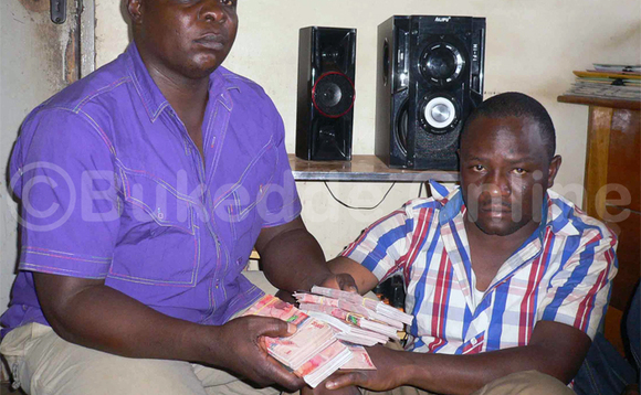 Abakwate Yazid Kalyowa ne Francis Kasolo ku poliisi e Katwe Abakwate Yazid Kalyowa ne Francis Kasolo ku poliisi e Katwe