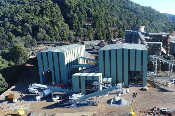 Raging bushfire sparks Tassie tin mine evacuation 