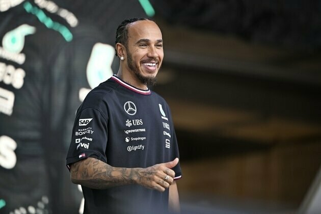 Lewis Hamilton grabs pole for Chinese Grand Prix sprint race