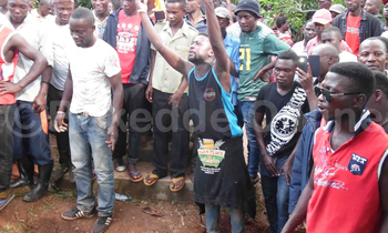 Abavubuka nga bakungubagira munnaabwe Abavubuka nga bakungubagira munnaabwe