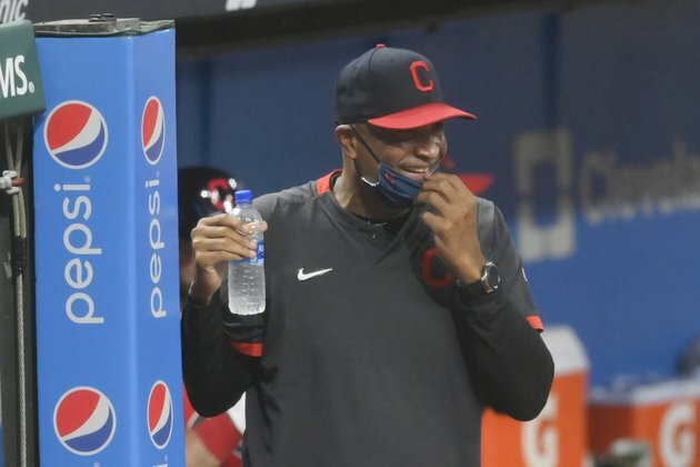 Alomar, Indians riding high into White Sox finale