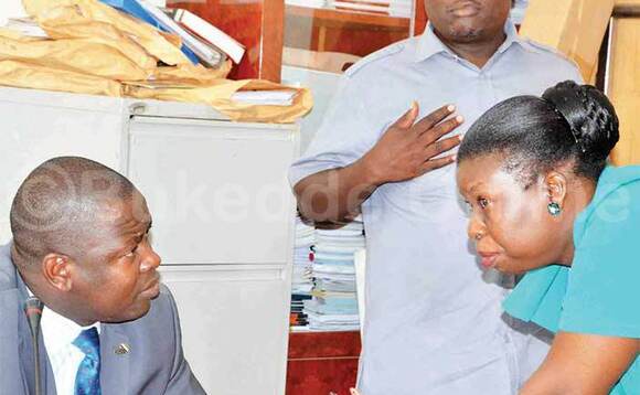 Ibrahim Kasozi (Makindye East) amyuka ssentebe w'akakiiko ka COSASE ng'ayogera ne Doris Akol ate ayimiridde ye David Abala (Ngora) nga bali mu kakiiko ka COSASE. Ibrahim Kasozi (Makindye East) amyuka ssentebe w'akakiiko ka COSASE ng'ayogera ne Doris Akol ate ayimiridde ye David Abala (Ngora) nga bali mu kakiiko ka COSASE.