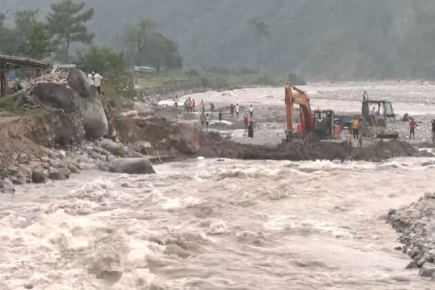 Heavy rain in Darjeeling leaves roads broken, locals stranded