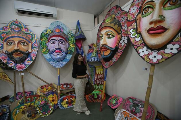Asia Album: Bangladeshi people prepare for the upcoming New Year