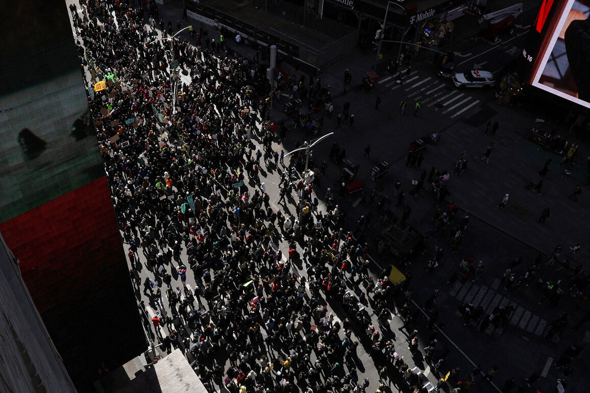US: Red, Blue states erupt alike in 'No Kings' protests