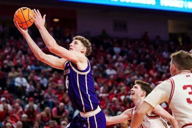 Washington's Hannes Steinbach carries double-double streak into Iowa game