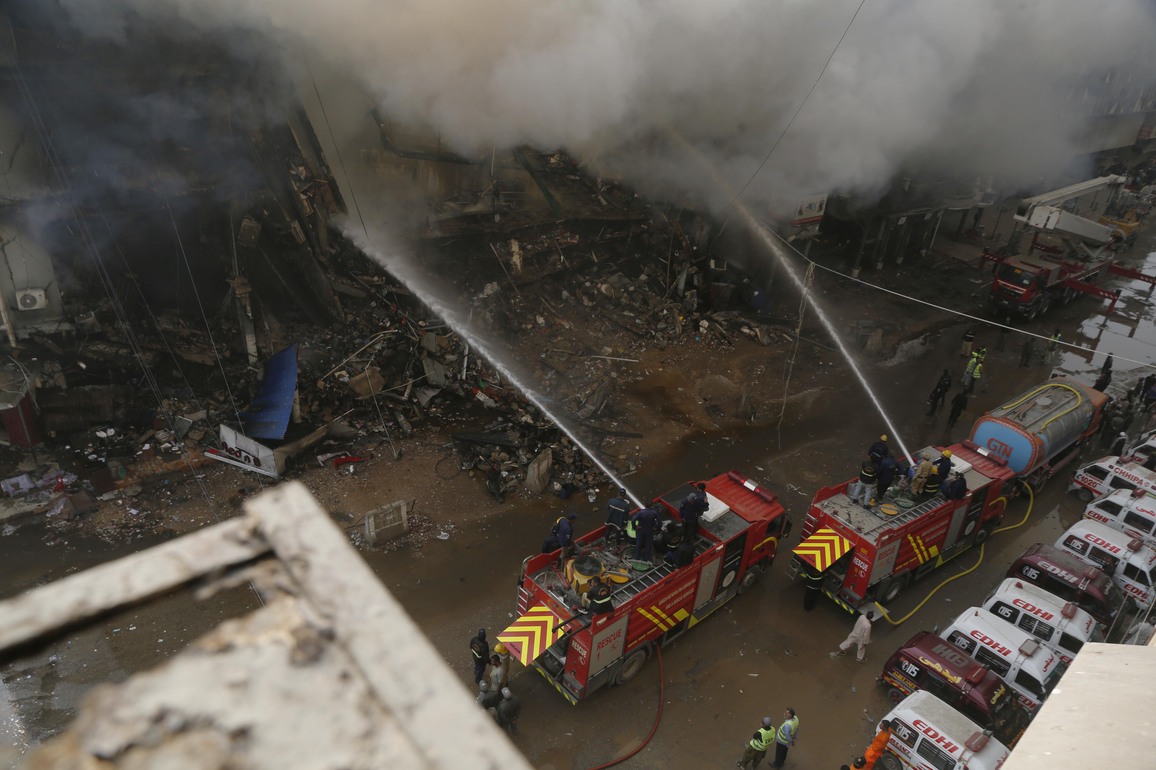 (SpotNews) PAKISTAN-KARACHI-SHOPPING MALL-FIRE-DEATH TOLL