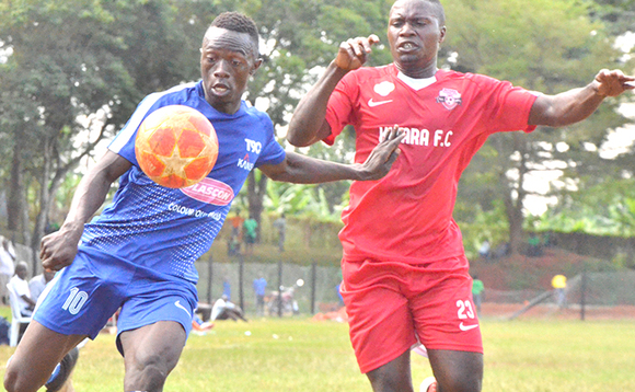 Robert Ssentongo (ku kkono) owa Plascon, ng'alwanira omupiira ne DEvis Mugume owa Kitara sizoni ewedde (Ekif. Drake Ssentongo) Robert Ssentongo (ku kkono) owa Plascon, ng'alwanira omupiira ne DEvis Mugume owa Kitara sizoni ewedde (Ekif. Drake Ssentongo)
