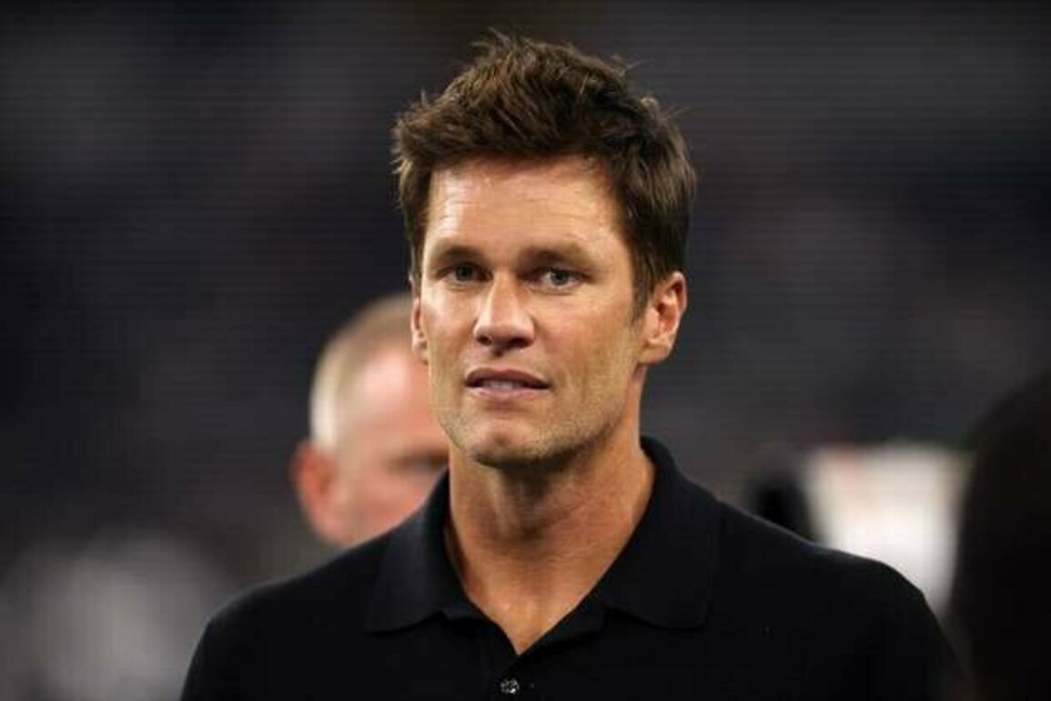 From Raiders' coaching booth, Tom Brady draws fans' ire