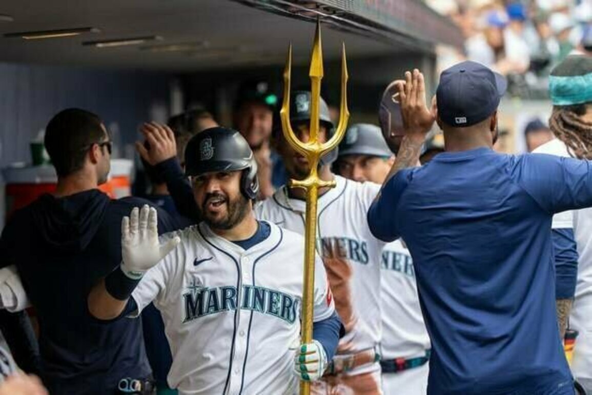 Eugenio Suarez's homer helps Mariners hold off Padres