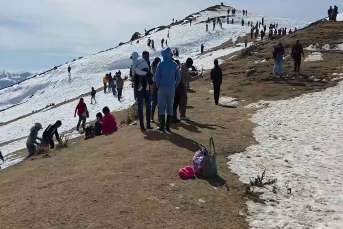 Tourists flock to Nathatop as Jammu receives fresh snowfall
