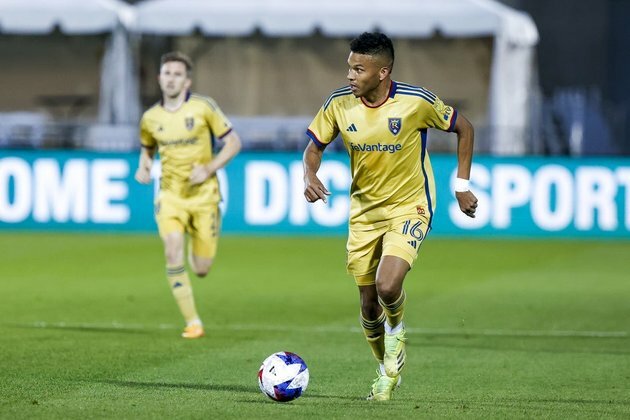 Real Salt Lake hunting points on road at Minnesota United