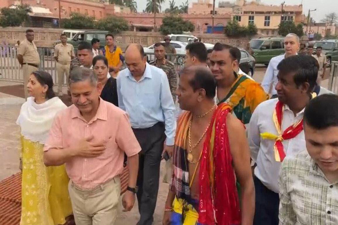 Odisha: COAS Gen Upendra Dwivedi visits Jagannath Temple to offer prayers