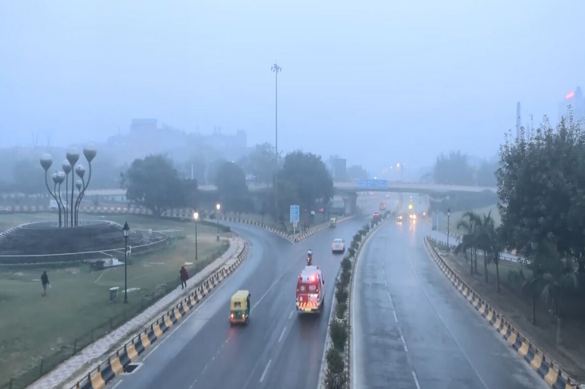 Delhi AQI remains 'Very Poor'; IMD issues yellow alert for thunderstorms