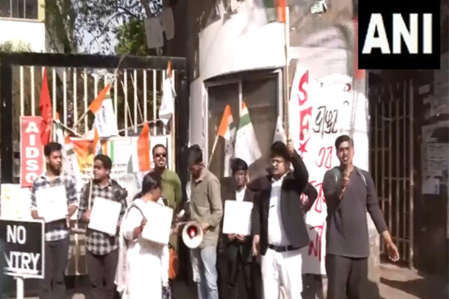 Congress workers stage protest at Jadavpur University to demand student union elections