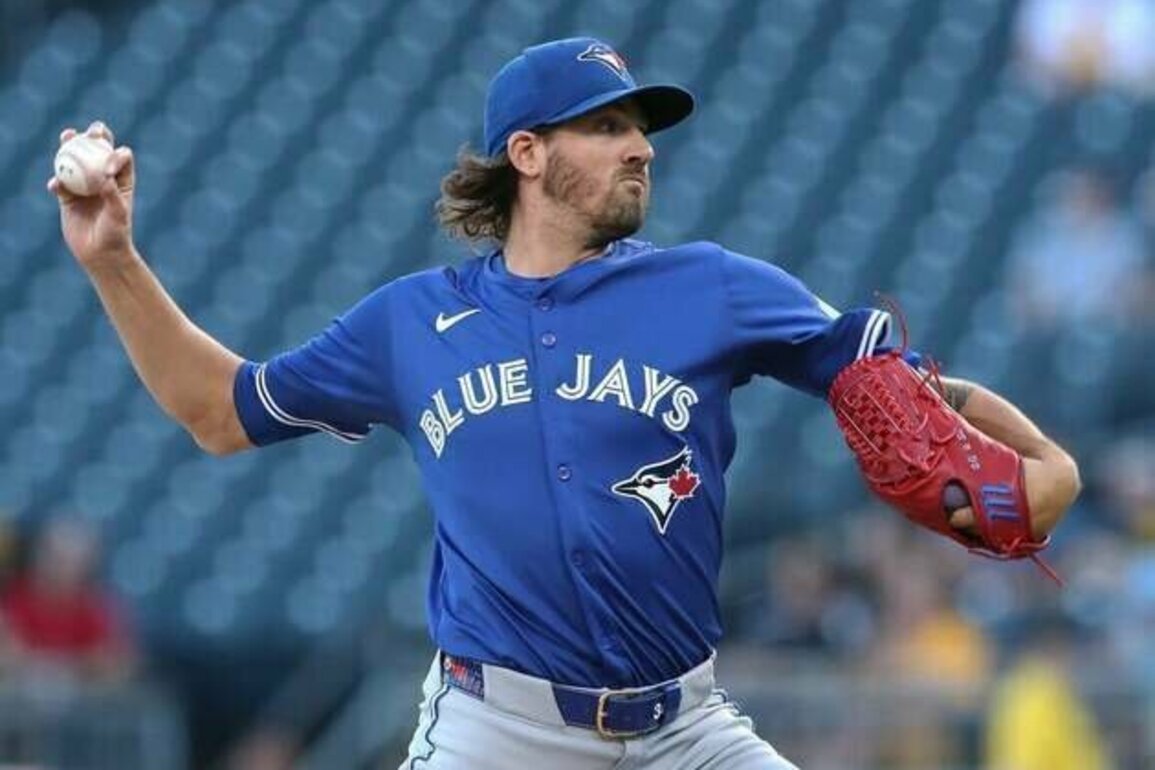 Blue Jays rolling toward AL East title, target sweep of Marlins
