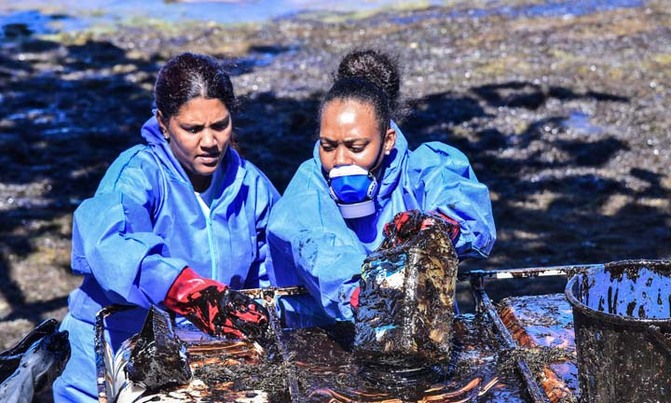 Mauritius dodges second oil spill as fuel pumped from stricken ship Mauritius dodges second oil spill as fuel pumped from stricken ship