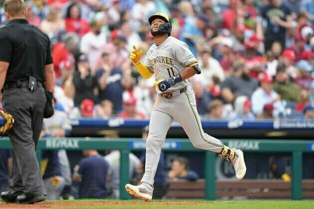 Brewers erupt for 17 runs, defeat Phillies